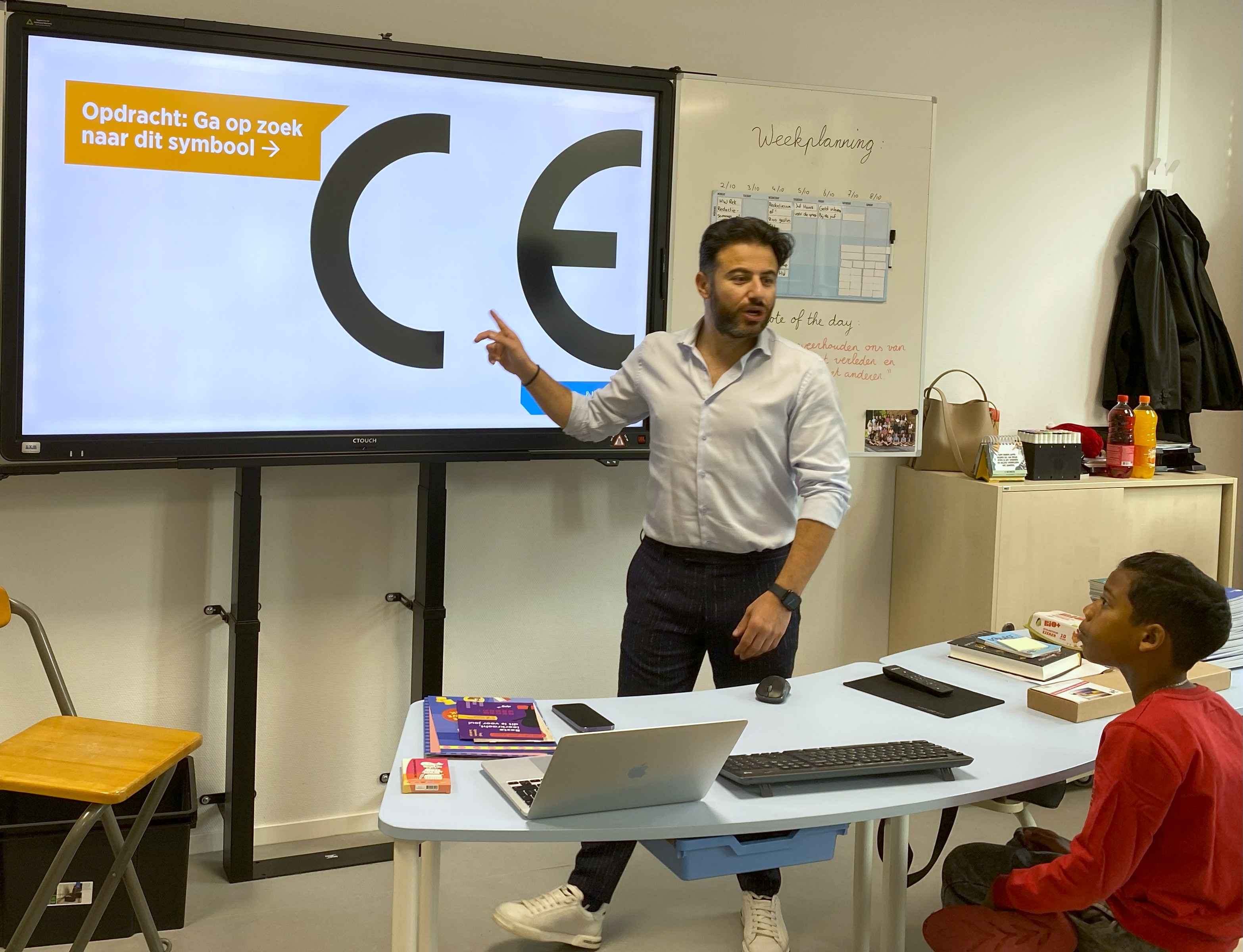Yousef Yousef geeft les aan basisschool over interne markt