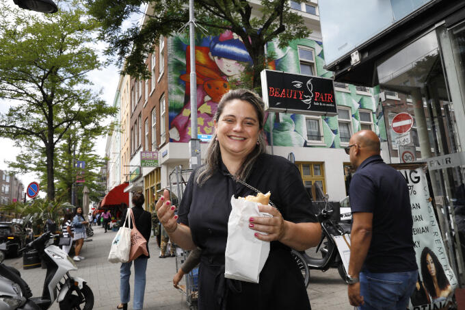 De West-Kruiskade, ‘de leukste en meest levendige winkelstraat van Rotterdam, waar ondernemers de ruimte krijgen om bijvoorbeeld crossovers te maken tussen winkels en horeca. Al stuit dat wel vaak op ‘oude’ regels.’