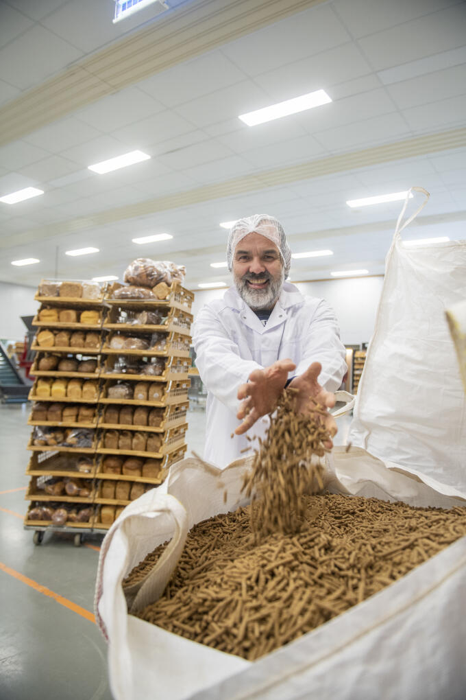 Bakker Sebastiaan Hetterschijt zag zijn oud-collega brood vergisten tot compost. ‘Van goed brood maakte hij stront! Maak er dan op zijn minst diervoeding van. ’ Dus maakt hij nu zelf kippenvoer