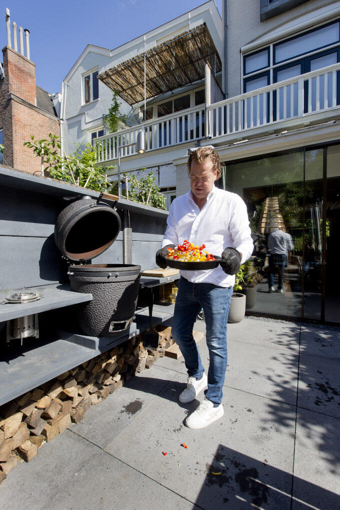 Vroeger werkte hij 20 uur per dag. Tegenwoordig neemt Nils Clement regelmatig de tijd om zijn lunch op de barbecue te maken