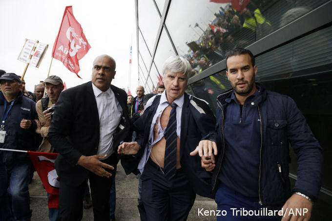 Boze medewerkers van Air France-KLM scheurden in 2015 directeur Pierre Plissonnier de kleren van het lijf. Ze waren boos over de aangekondigde ontslagen bij het bedrijf