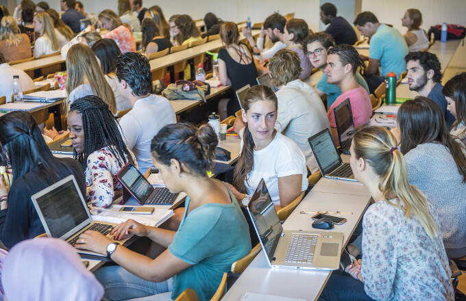 De basisbeurs moet terug, zegt het CDA. Daar zullen deze studenten wel blij mee zijn