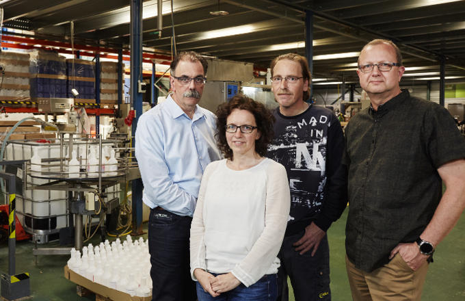 Van links naar rechts: René Uijtdewilligen, Cathelijn van der Meijden, Angelo van den Berg en Pedro Sol: allemaal bezig met alle wet- en regelgeving waaraan zeepfabrikant Spectro zich heeft te houden