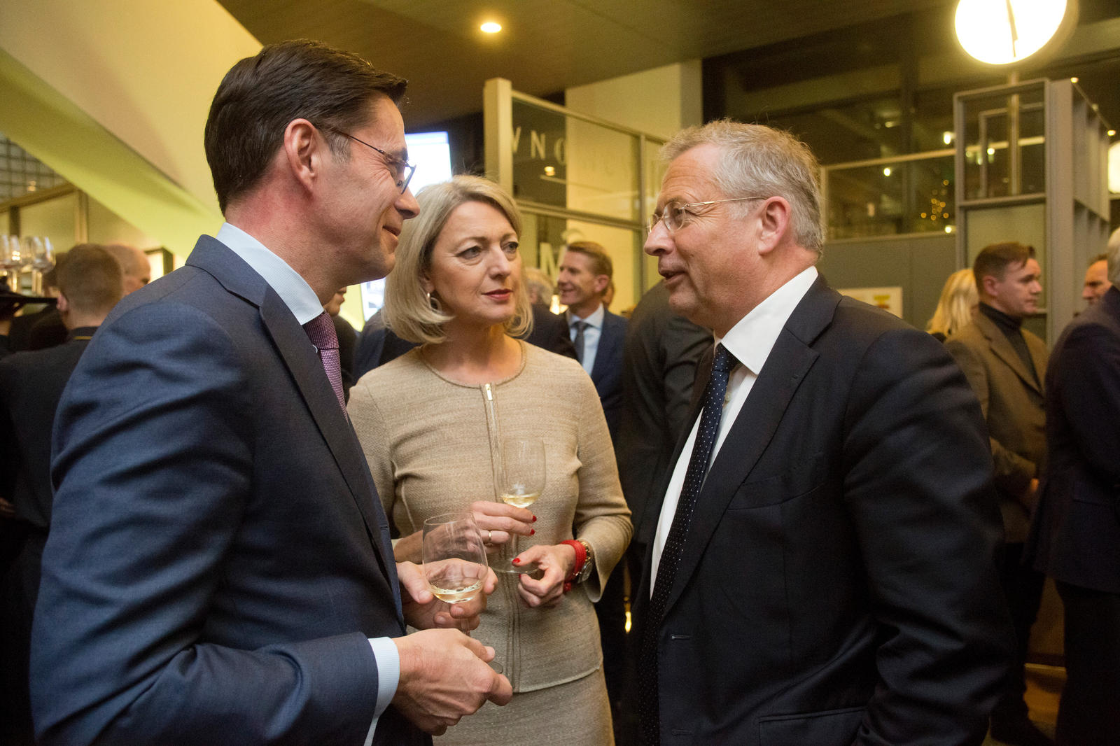 Cees Oudshoorn (algemeen directeur VNO-NCW en MKB-Nederland), Ineke Dezentjé Hamming-Bluemink (voorzitter FME) en Paul de Krom (ceo TNO). Cees Oudshoorn (algemeen directeur VNO-NCW en MKB-Nederland), Ineke Dezentjé Hamming-Bluemink (voorzitter FME) en Paul de Krom (ceo TNO).