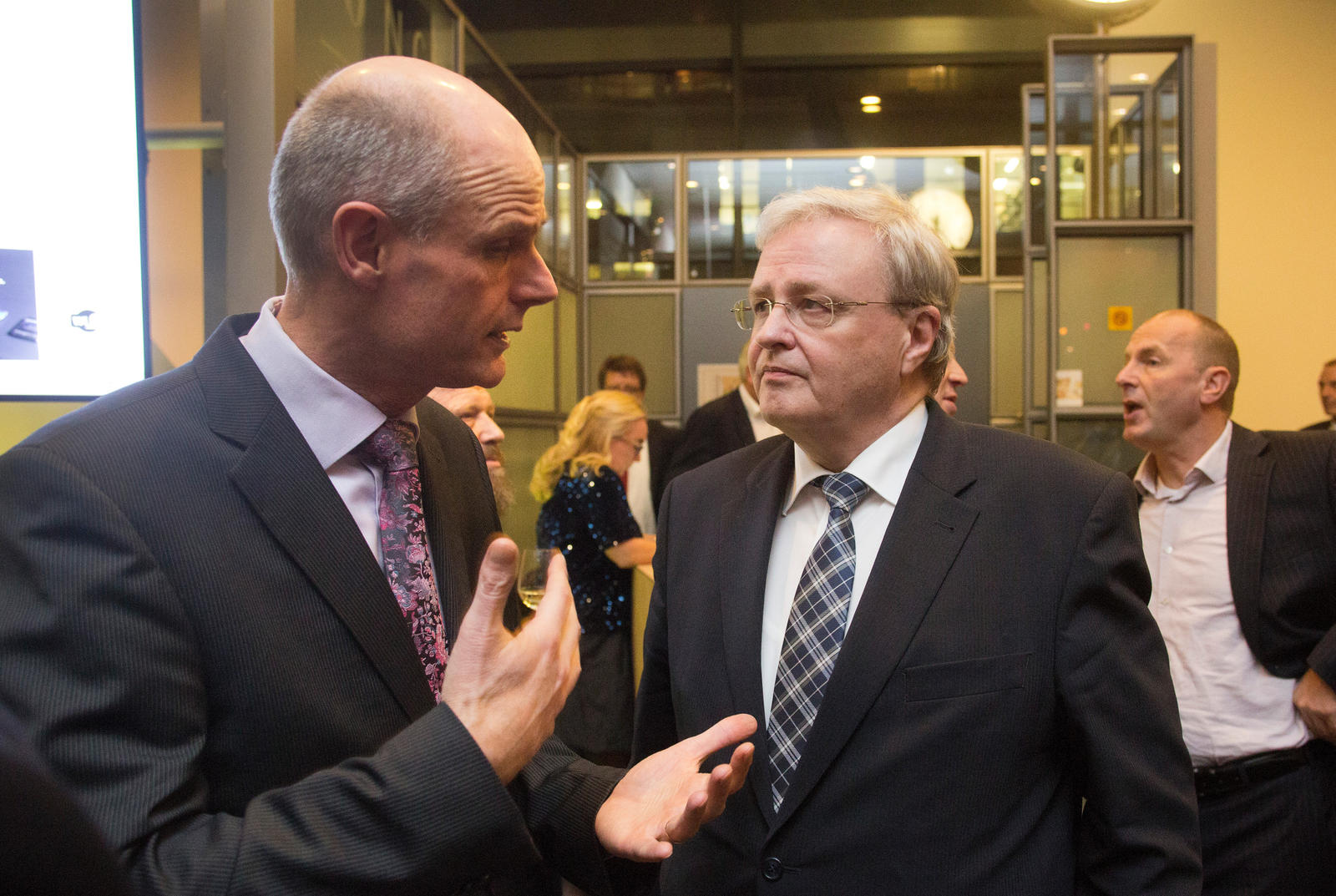 Minister Stef Blok van Wonen en Rijksdienst in gesprek met Michaël van Straalen (voorzitter van MKB-Nederland) Minister Stef Blok van Wonen en Rijksdienst in gesprek met Michaël van Straalen (voorzitter van MKB-Nederland)