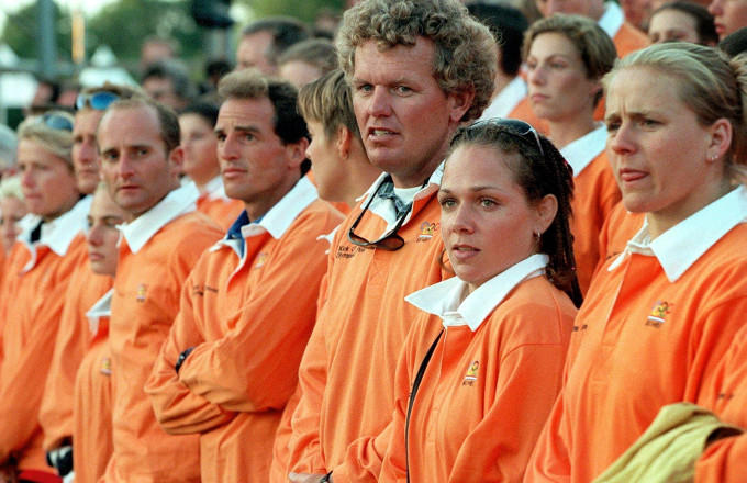 Judoka Jessica Gal, tweede van rechts, tussen de andere Olympische kandidaten tijdens de Kick Off voor Sydney 2000