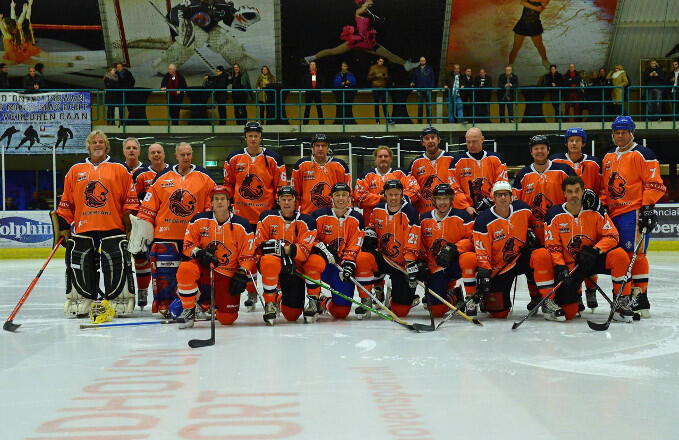 Roland Meijer (zevende van links) met het team van oud-internationals