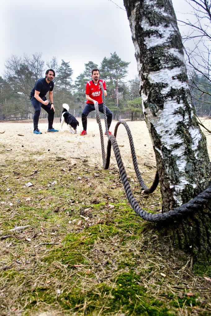 Bas van der Veldt laadt zich thuis op op een spijkerbed, of hij gaat bootcampen met zijn personal trainer