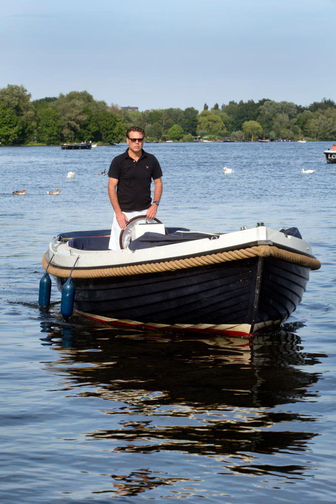 Een jacht? Nee, dat heeft Arnout Damen niet. Wel een sloep, want bootjes en varen daar heeft ie wel een voorliefde voor