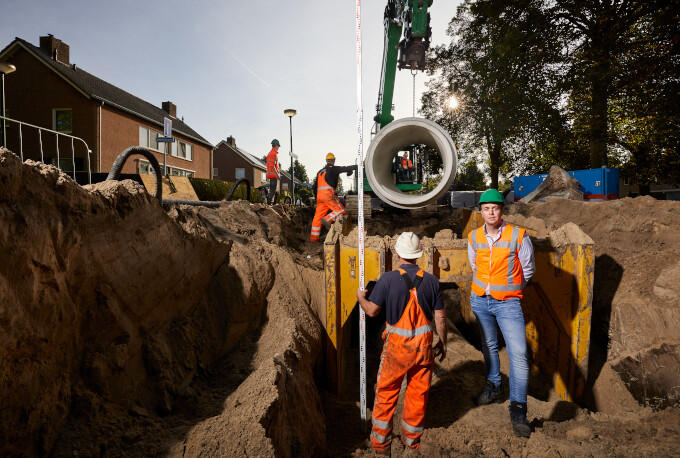 Ondernemer Bart van Wijlen bij de aanleg van een rioolconstructie waar zoveel mogelijk materiaal wordt hergebruikt