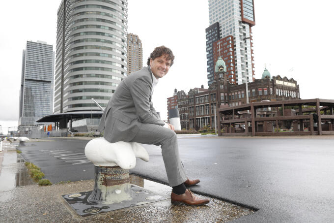 In ‘zijn’ Rotterdam op de Kop van Zuid, waar oud en nieuw ondernemerschap in elkaar overlopen. Met Hotel New York in het voormalige hoofdkantoor van de Holland-Amerika Lijn, en verderop de moderne haven