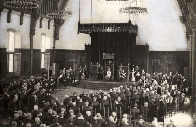 Prinsjesdag 1913: koningin Wilhelmina leest de troonrede voor. Naast haar Prins Hendrik