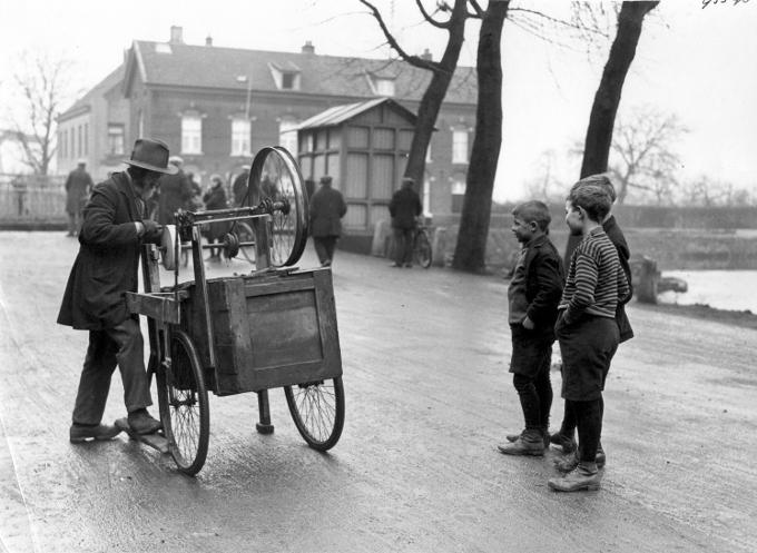 Onder het toeziend oog van een groepje jongens doet de scharensliep zijn werk