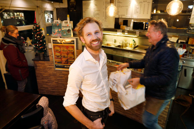 ‘Mijn vader heeft 25 jaar als kok in een verzorgingshuis gewerkt. Daar deed hij al ondernemende dingen. Toen begon het te kriebelen en is hij een snackbar begonnen. Dat vind ik mooi, zo’n ommezwaai na zoveel jaar’