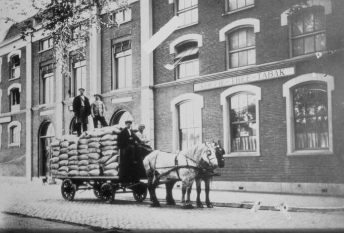 De mannen staan klaar om de balen ruwe koffiebonen te lossen bij de branderij van Douwe Egberts