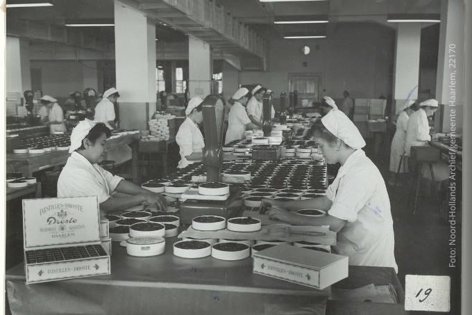 Op de inpakafdeling van chocolademaker Droste wordt de hele dag in een zoete cacaogeur gewerkt