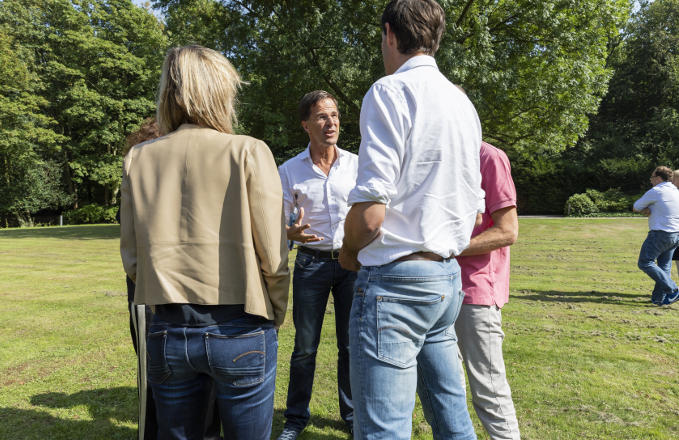 In het Catshuis komt het kabinet  bijeen voor een informele ‘heisessie’. De economie groeit, de werkloosheid daalt: maar wat zien we daarvan straks terug in de Miljoenennota?