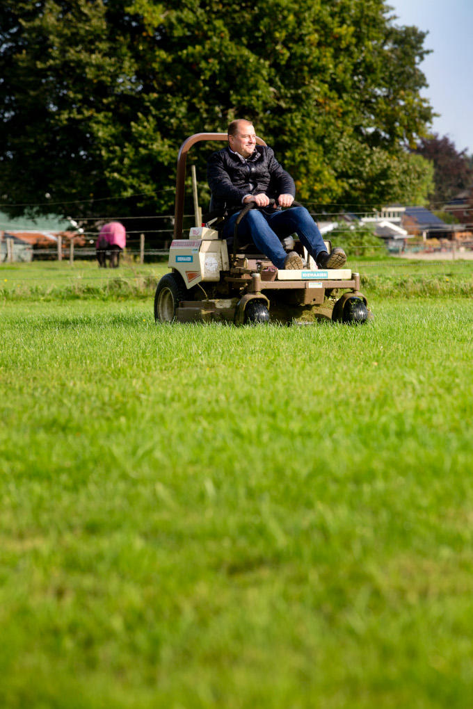 Het gras bij zijn nieuwe huis maait Eric Idema zelf. Zo'n vier voetbalvelden: 100 meter vooruit, 100 meter terug. 'Het maakt mijn hoofd leeg.'