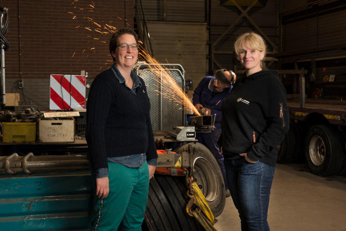 Samen met zus Martine (niet op de foto) namen Iris Lafeber (links op de foto) en Barbara het familiebedrijf over. Maar zo vanzelfsprekend was dat niet