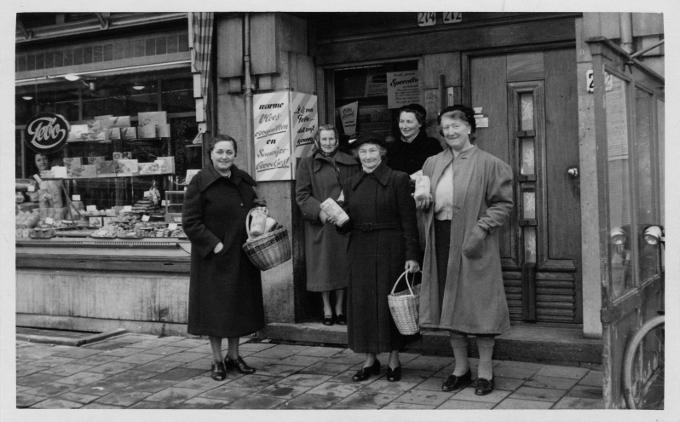 Bepakt met boodschappen verlaten de vrouwen de winkel. Er zijn weer goede zaken gedaan.