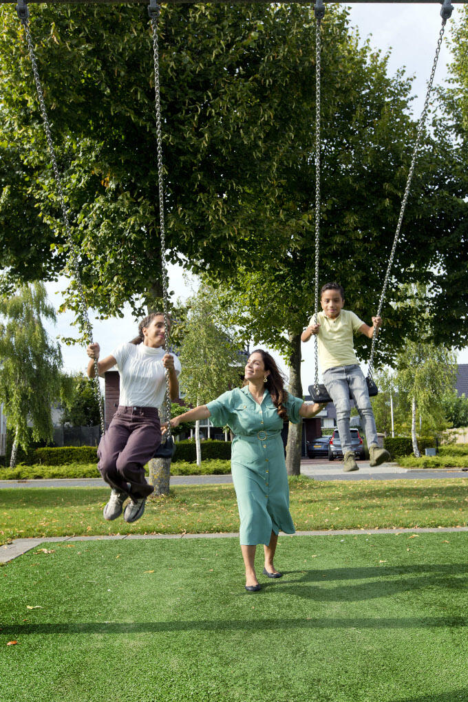 Met dochter Lina en zoon Aydin in de wijkspeeltuin in Almere