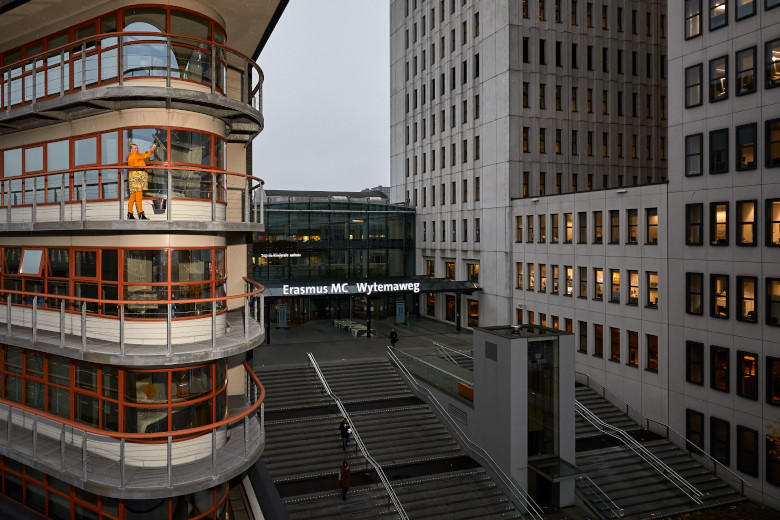 Deze glazenwasser zeemt ramen voor Ronald McDonald Huis in Rotterdam