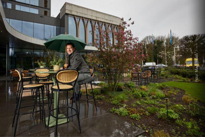 In de duurzame tuin rond het Van der Valk hotel in Venlo zijn groene wanden die ’s zomers verkoelen en ’s winters isoleren, het regenwater gaat niet meer het riool in maar naar een wadi, er zijn bijenkasten en een inheemse bloementuin