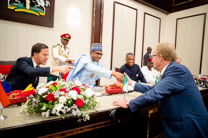 Tijdens een lunch met president Muhammadu Buhari (Nigeria). Links premier Mark Rutte