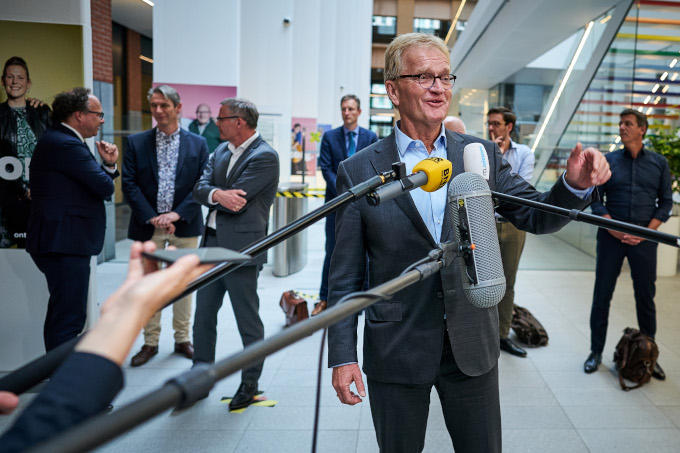 Tijdens de persconferentie op 12 juni na het bereiken van een pensioenakkoord. Links achter Hans de Boer minister Koolmees en Han Busker (FNV) en rechts MKB-voorzitter Jacco Vonhof