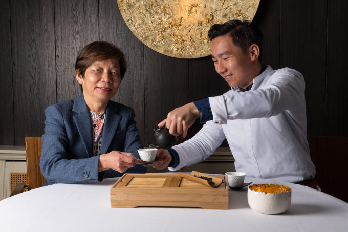 'Volgens de Chinese astrologie zijn wij beiden aap', aldus Helena Tsang (restaurant O&O) over zichzelf en zoon Mike. 'Nieuwsgierig, onafhankelijk en levendig.'