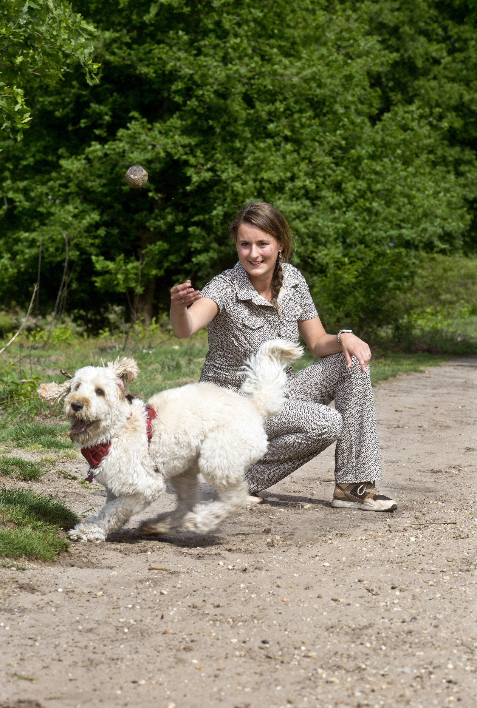 Iris van Ravenswaaij met haar hondje. 'Ik kan zeker nogal onrustig zijn; er moet altijd iets gebeuren. Dat is een eigenschap die ik van mijn vader heb meegekregen'