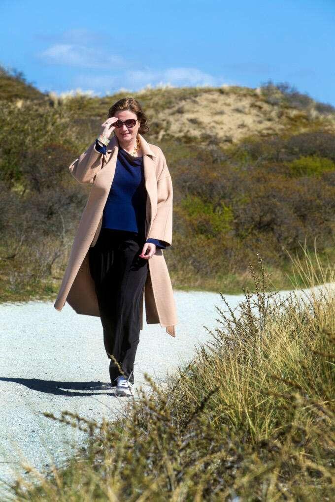 In de duinen bij Katwijk is Karien van Gennip vaker te vinden. Zeker sinds ze een ‘corona-pup’ heeft