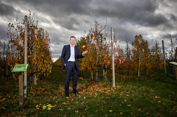 Kees de Kat in de proeftuin van de Fruit Tech Campus