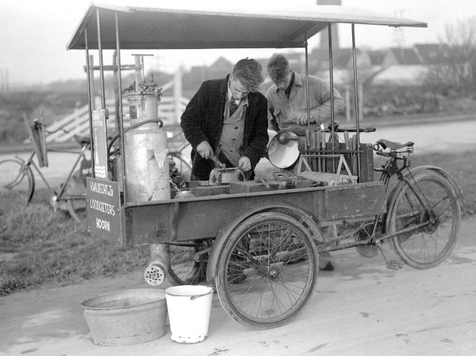 Met de bakfiets en gereedschap trekken deze ketellappers rond op zoek naar reparatiewerkzaamheden