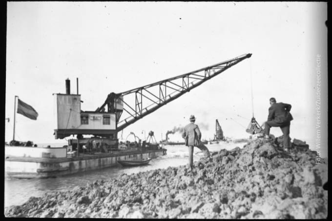 Het laatste gat in de afsluitdijk wordt gedicht. Het materiaal hiervoor werd onder andere geleverd door Van Oord