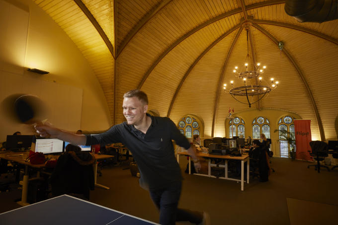 Elke dag in de kerk. Om er te werken dan. En vooruit: af en toe speelt Mads Bukholt een potje tafeltennis