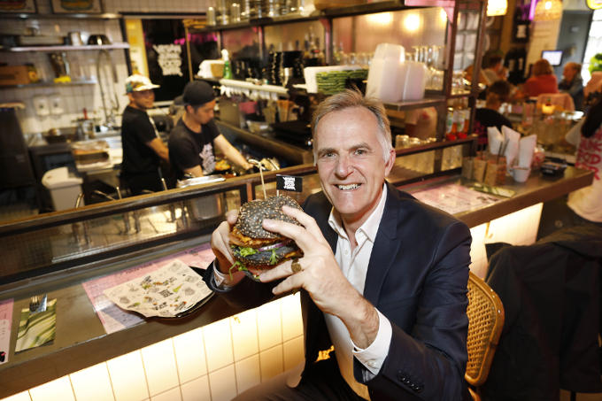 'De Vegan Junk Food Bar is een mooi voorbeeld van de plantaardige revolutie die bijna ongemerkt bezig is. Met een knipoog naar junkfood.’