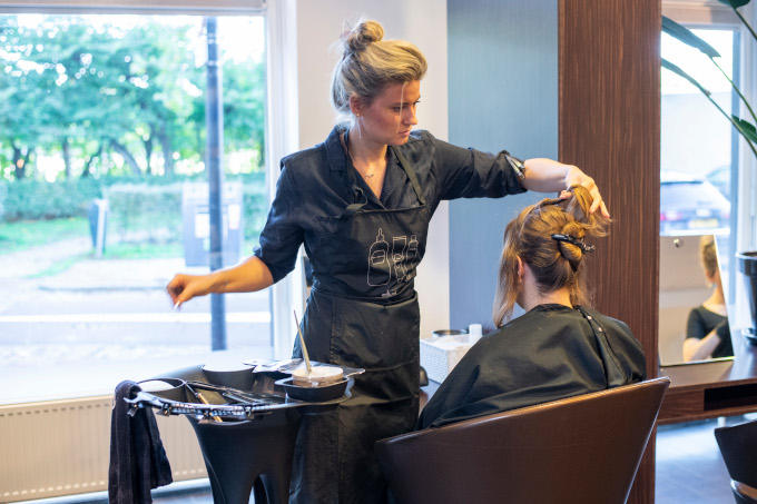 'We moeten wel jonge mensen blijven opleiden,' zegt kapper Hannelore Schellevis. En zo kwam de jonge kapper op de foto ook aan een leerwerkplek in een kapsalon (niet die van Schellevis overigens)