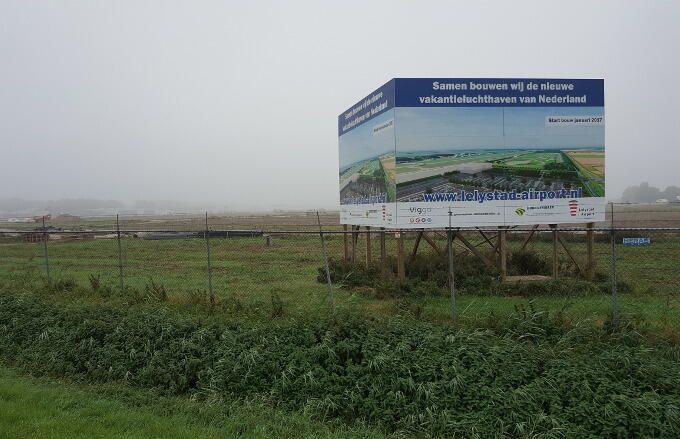 Hier en daar wordt al voorzichtig begonnen met de uitbreiding van Lelystad Airport. Maar de echte gang moet er nog in komen