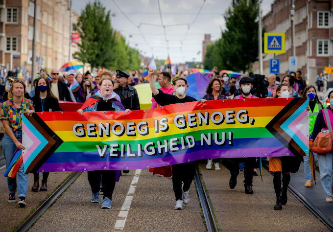 Niet alleen op de werkvloer, ook op straat hebben LHBTI+’ ers te maken met onveilige situaties en geweld. Daar werd in een demonstratie aandacht voor gevraagd nadat een regenboogvlag bij een Amsterdamse studentenflat vermoedelijk in brand werd gestoken