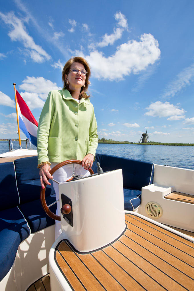 De enige manier waarop Marguerite Soeteman-Reijnen haar woonboot kan bereiken, is per boot. Soeteman is sowieso vaak op het water te vinden.