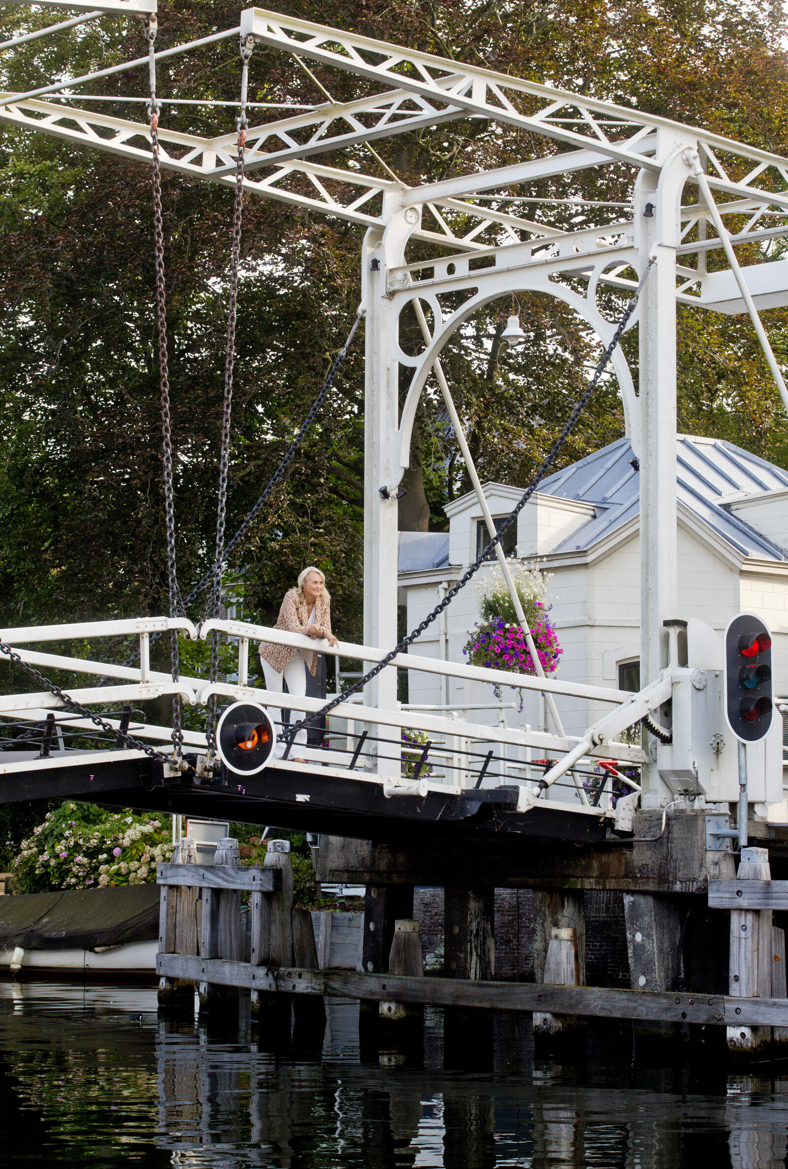 Marjan Rintel op de Van Leerbrug in haar woonplaats Vreeland. Omdat de brug erg laag is, moet ‘ie vaak open