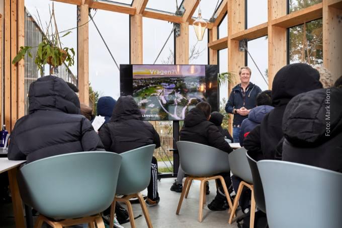 Bij vakantiepark De Klepperstee vertellen gastdocenten met passie over hun werk. De geïnteresseerde toehoorders zijn kinderen vanaf 10 jaar