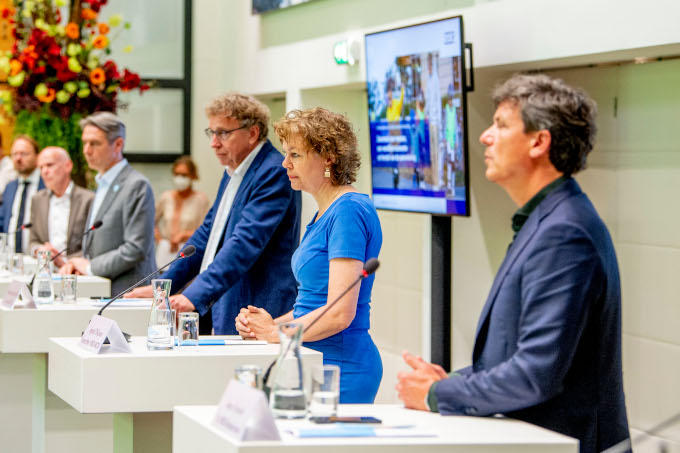 Tijdens de persconferentie van de Bonden en werkgevers in het SER-gebouw. V.r.n.l. Jacco Vonhof (MKB-Nederland), Ingrid Thijssen (VNO-NCW), Romke van der Veen (kroonlid SER), Tuur Elzinga (FNV), Piet Fortuin (CNV) en Nic van Holstein (VCP)