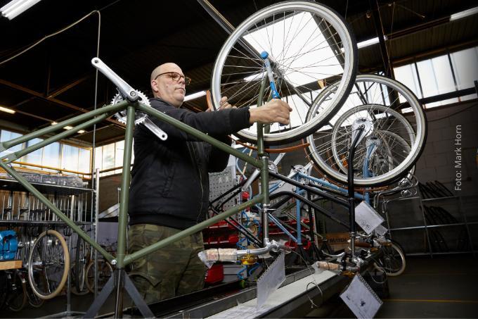 Een fiets van Roetz wordt in elkaar gezet