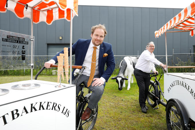 Bij zijn ijsfabriek in het Friese Gorredijk, met zijn vader. ‘Die werkt hier nog steeds. Hij kan en wil geen afscheid van het ondernemerschap nemen’