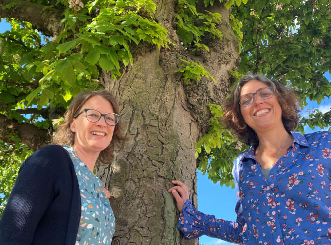 Links Chantal van Schaik en rechts Sandra Nap, initiatiefnemers van Holland Houtland