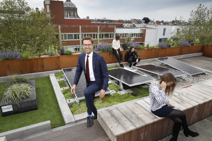 Op het dak bij Lugus in Leiden, waar studenten die een bedrijf willen beginnen geholpen worden door afgestudeerden met een eigen bedrijf. ‘Nederland moet het hebben van innovatie en nieuwe bedrijven.’