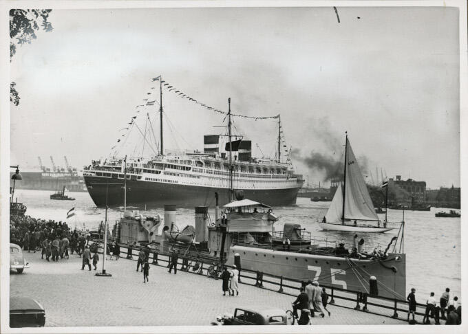 Gigantisch, zo kun je de Nieuw Amsterdam, het grootste passagiersschip van Nederland wel noemen. Met een beetje geluk kon je mee aan boord op weg naar een nieuw bestaan