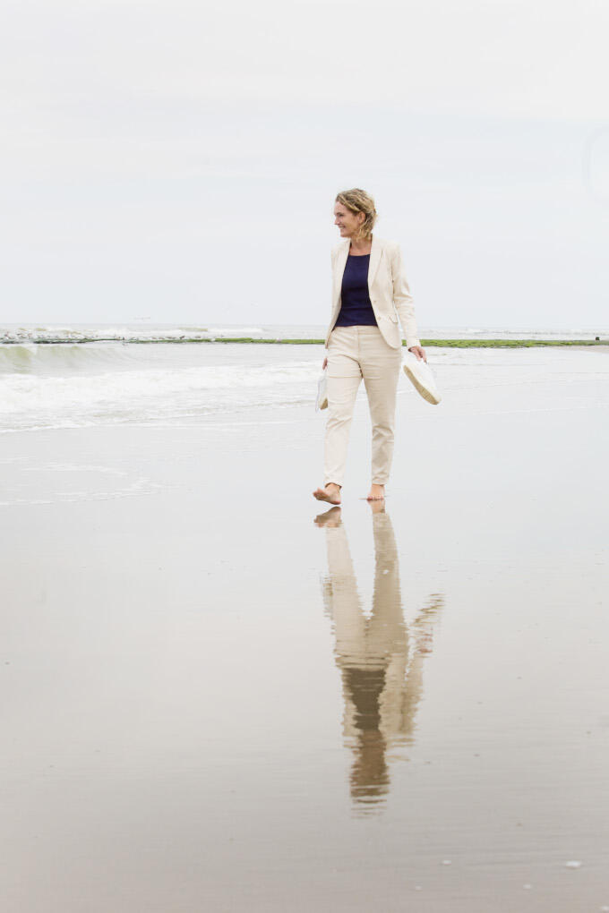 Op het strand bij haar vakantiehuis op Callantsoog kan Nicole Krabbenborg even helemaal onthaasten